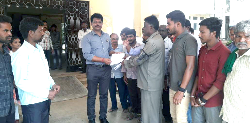 ಕೊಳ್ಳೇಗಾಲ ಡಿವೈಎಸ್‍ಪಿ ಬಂಧನಕ್ಕೆ ಒತ್ತಾಯ: ಕಂದಾಯ ಇಲಾಖೆ ನೌಕರರಿಂದ ಕಪ್ಪುಪಟ್ಟಿ ಧರಿಸಿ ಧರಣಿ