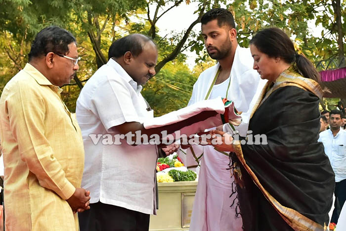 ಅಂಬರೀಷ್ ಅಂತ್ಯಕ್ರಿಯೆಯ ಪೂರ್ಣ ಉಸ್ತುವಾರಿ ವಹಿಸಿಕೊಂಡ ಮುಖ್ಯಮಂತ್ರಿ