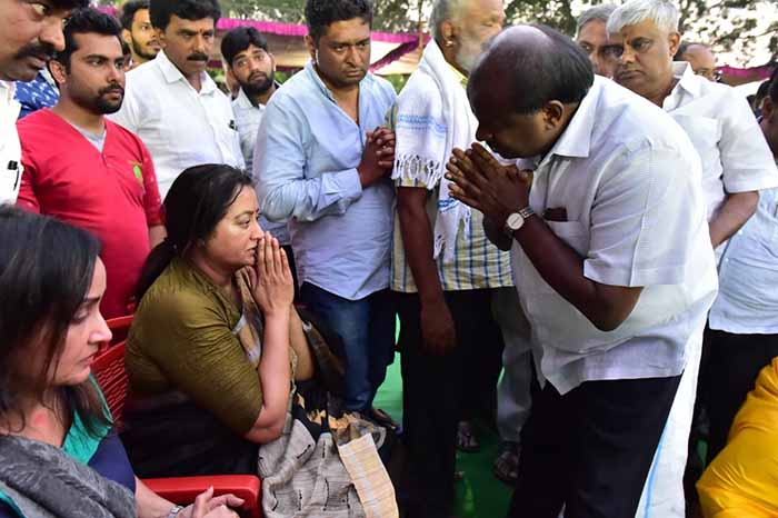 ಅಂಬಿ ಅಂತ್ಯ ಸಂಸ್ಕಾರದ ವೇಳೆ ಹಠಾತ್ತನೆ ಕುಸಿದುಬಿದ್ದ ಸುಮಲತಾ