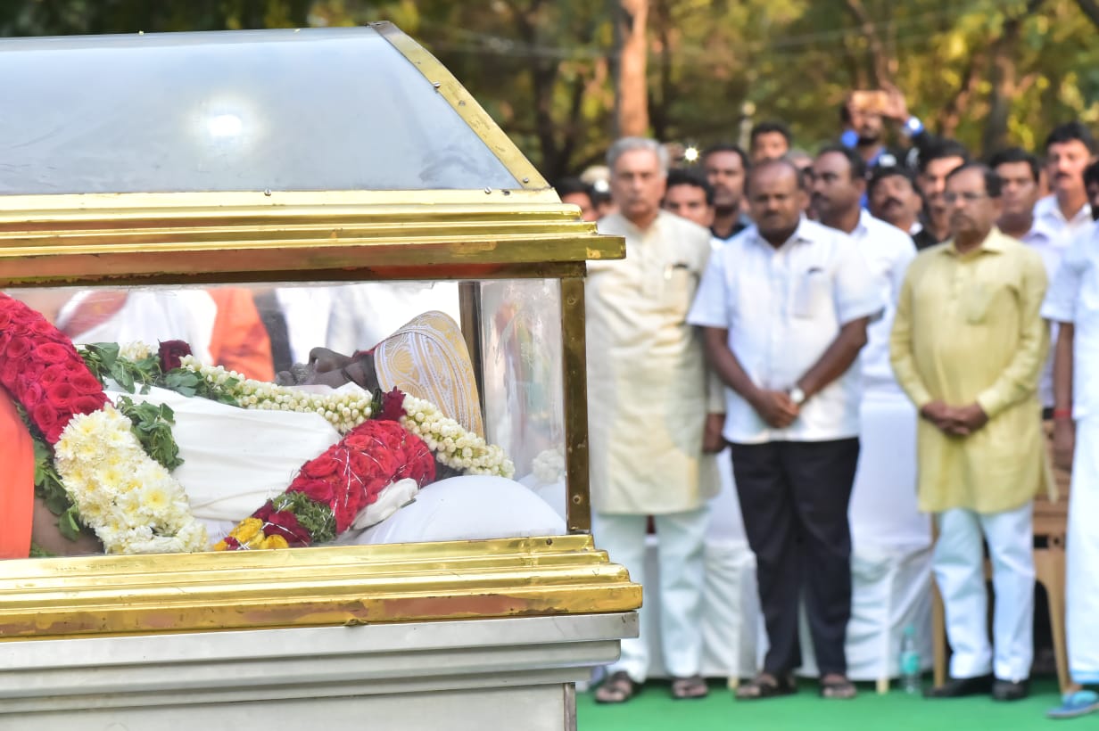 ಪಂಚಭೂತಗಳಲ್ಲಿ ಅಂಬರೀಷ್ ಲೀನ: ಶಾಂತಿಗೆ ಭಂಗ ಬರದಂತೆ ನೋಡಿಕೊಂಡ ಬೆಂಗಳೂರು ಪೊಲೀಸರು