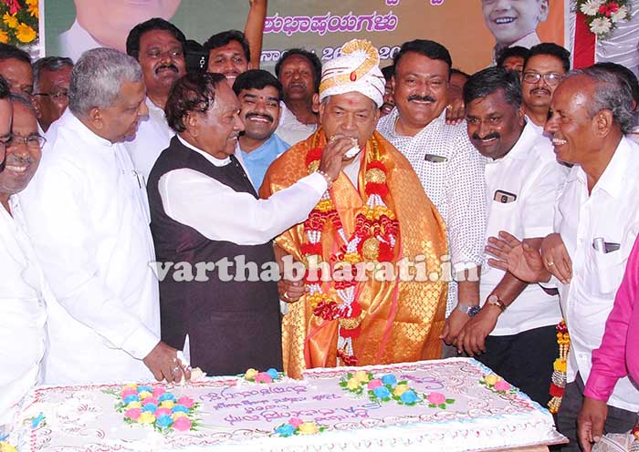 ಶೋಕಾಚರಣೆ ಕಡೆಗಣಿಸಿ ಹುಟ್ಟುಹಬ್ಬ ಆಚರಿಸಿದ ಬಿಜೆಪಿ ಶಾಸಕ ರವೀಂದ್ರನಾಥ್‍