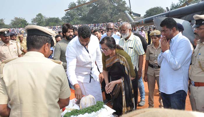 ಮಂಡ್ಯ: ತವರಿನ ಪುತ್ರ ಅಂಬಿಗೆ ಲಕ್ಷಾಂತರ ಜನರ ಅಂತಿಮ ನಮನ