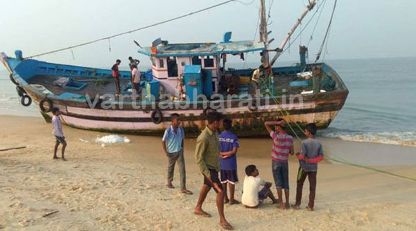 ನಿಯಂತ್ರಣ ತಪ್ಪಿದ ಬೋಟ್: ಐವರು ಮೀನುಗಾರರ ರಕ್ಷಣೆ