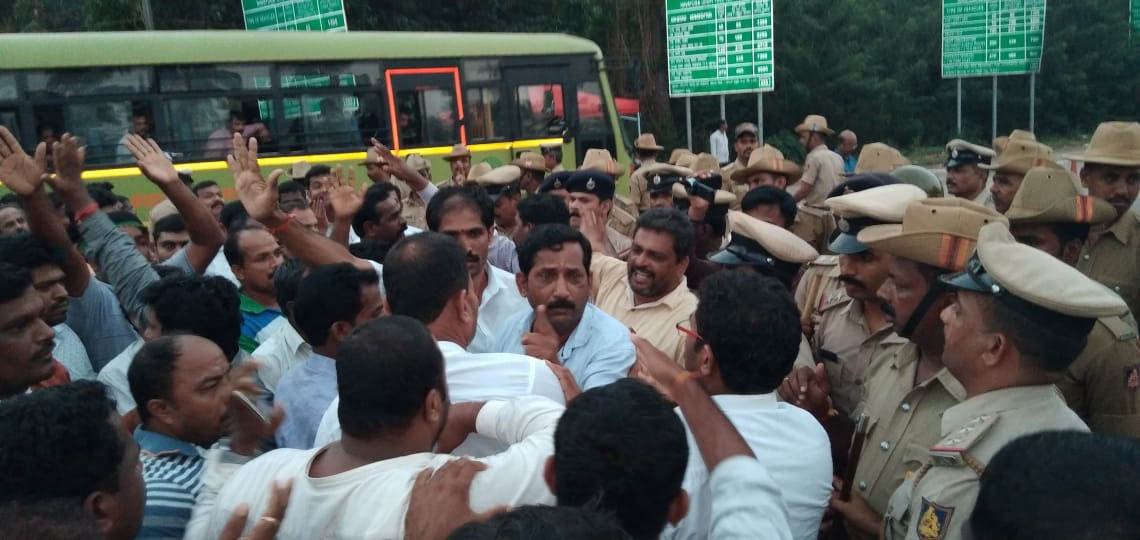 ಸಾಸ್ತಾನ ಟೋಲ್‌ಗೇಟ್‌ಗೆ ಪ್ರತಿಭಟನಕಾರರಿಂದ ಮುತ್ತಿಗೆ ಯತ್ನ: ಗುತ್ತಿಗೆ ಕಂಪೆನಿ, ಪೊಲೀಸರ ವಿರುದ್ಧ ಘೋಷಣೆ