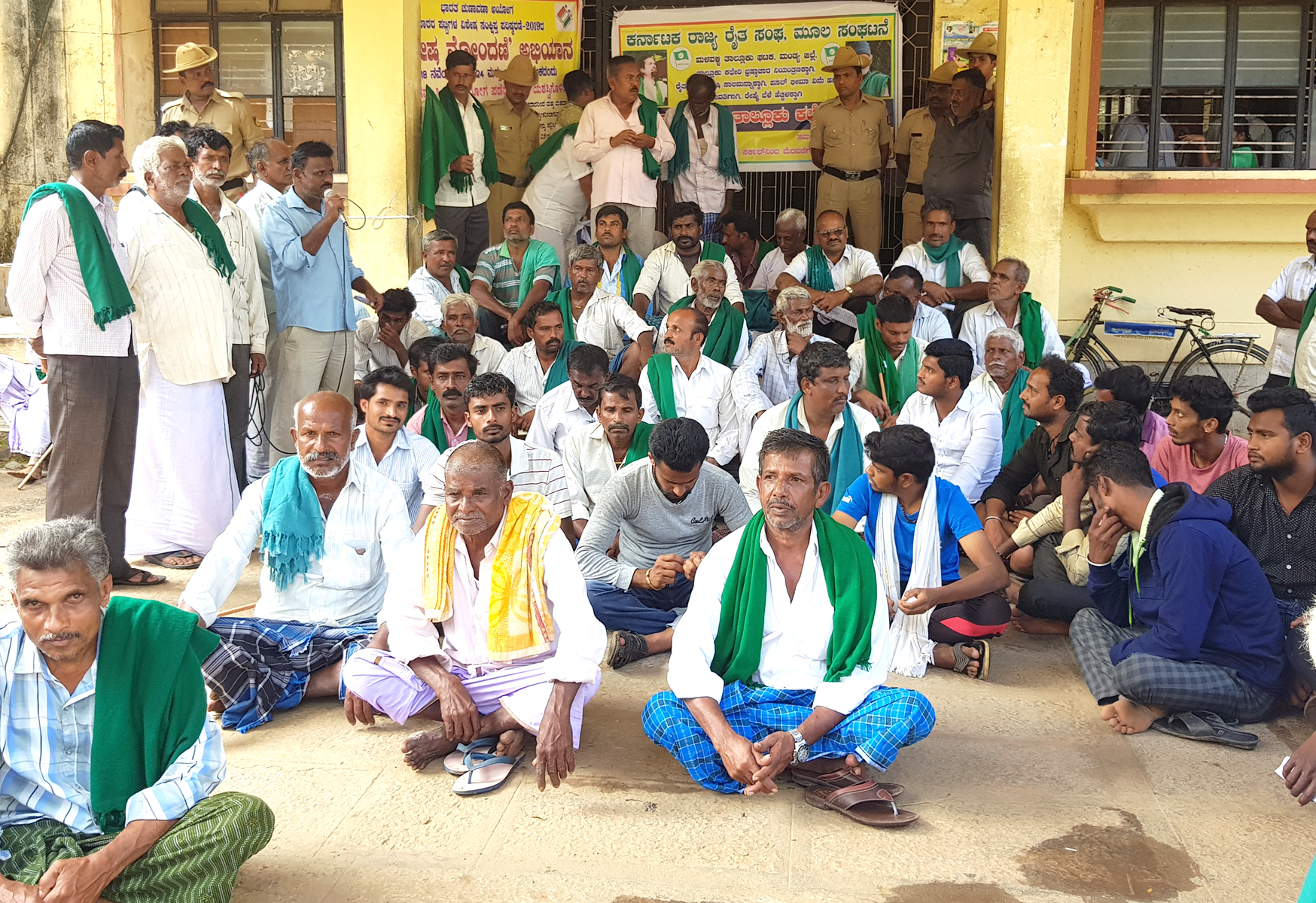 ಮಂಡ್ಯ: ವಿವಿಧ ಬೇಡಿಕೆಗಳ ಈಡೇರಿಕೆಗೆ ರೈತಸಂಘ ಒತ್ತಾಯ; ಮಳವಳ್ಳಿ ತಾಲೂಕು ಕಚೇರಿಗೆ ಮುತ್ತಿಗೆ