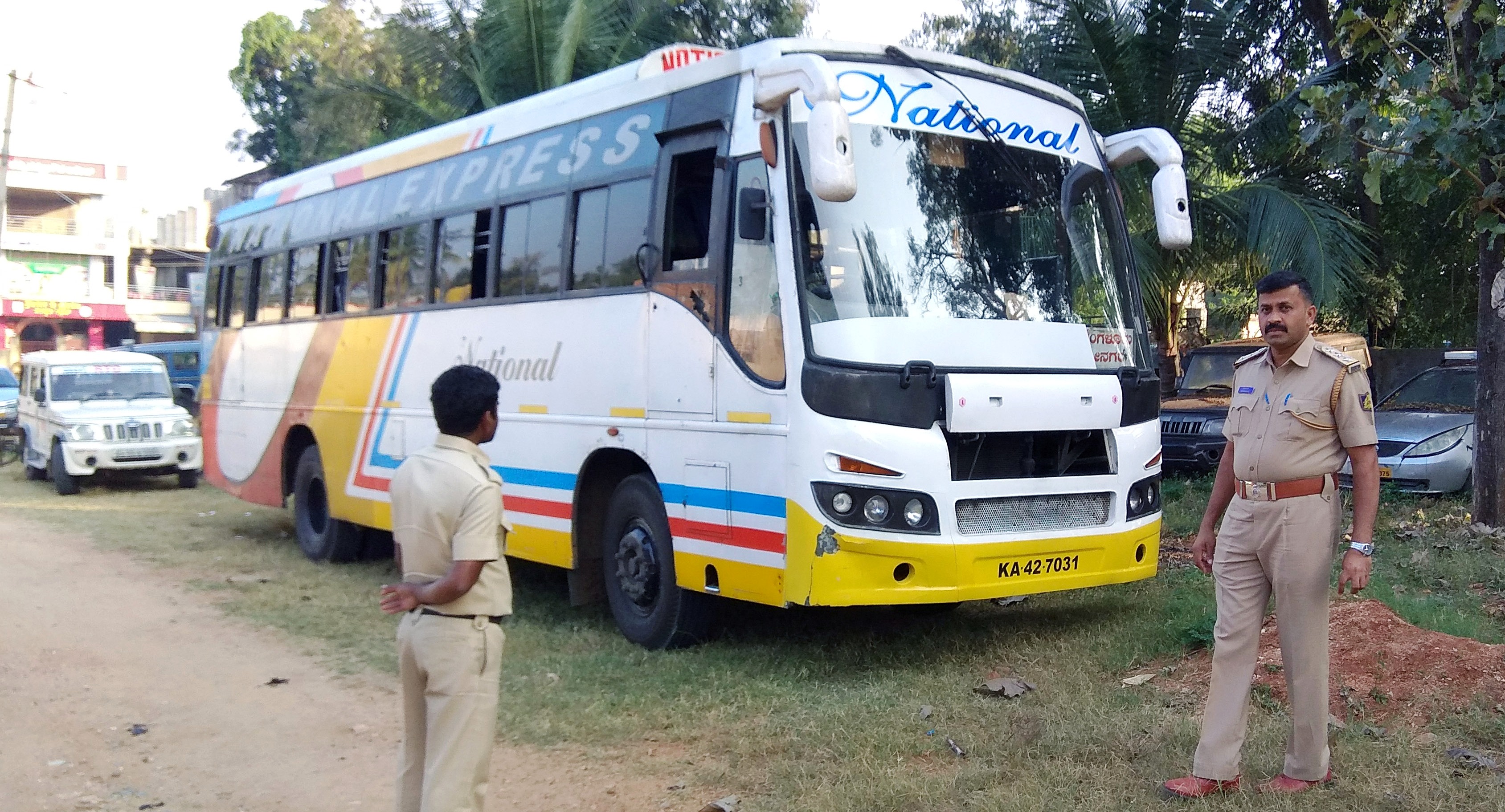 ಮಂಡ್ಯ: ಪರವಾನಗಿ ಇಲ್ಲದ ಖಾಸಗಿ ಬಸ್ ವಶ