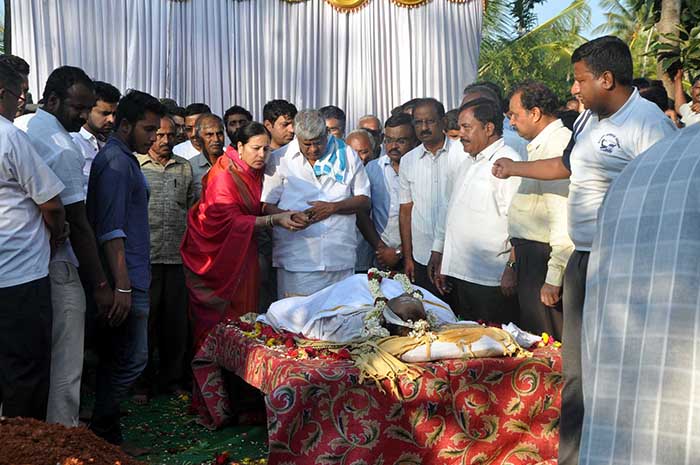 ಸಕಲ ಸರಕಾರಿ ಗೌರವಗಳೊಂದಿಗೆ ಶಾಸಕ ಹೆಚ್.ಎಸ್.ಪ್ರಕಾಶ್ ಅಂತ್ಯಕ್ರಿಯೆ