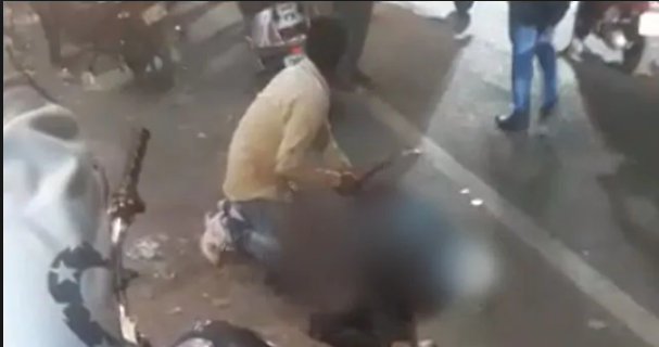 ಹಾಡಹಗಲೇ ಜನನಿಬಿಡ ರಸ್ತೆಯಲ್ಲಿ ಆಟೋ ಚಾಲಕನ ಬರ್ಬರ ಹತ್ಯೆ