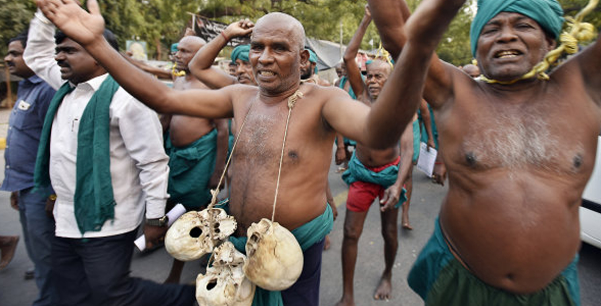 ಆತ್ಮಹತ್ಯೆ ಮಾಡಿಕೊಂಡ ರೈತರ ತಲೆಬುರುಡೆಯೊಂದಿಗೆ ಆಗಮಿಸಿದ ತಮಿಳುನಾಡು ರೈತರು