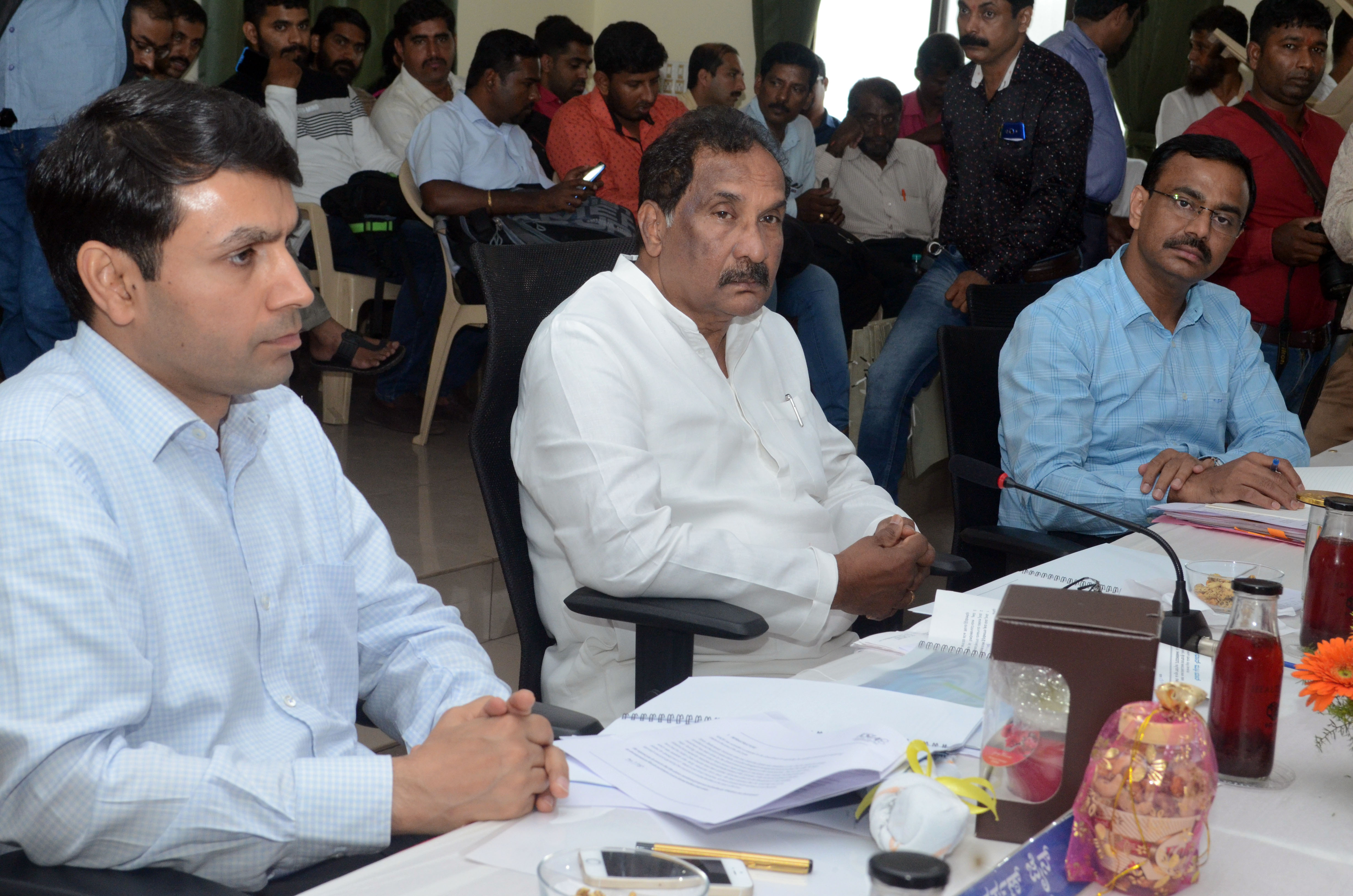 ಕೈಗಾರಿಕಾ ವಲಯಗಳ ಕಂಪೆನಿ ಉದ್ಯೋಗಗಳಲ್ಲಿ ಸ್ಥಳೀಯರಿಗೆ ಆದ್ಯತೆ ನೀಡಿ