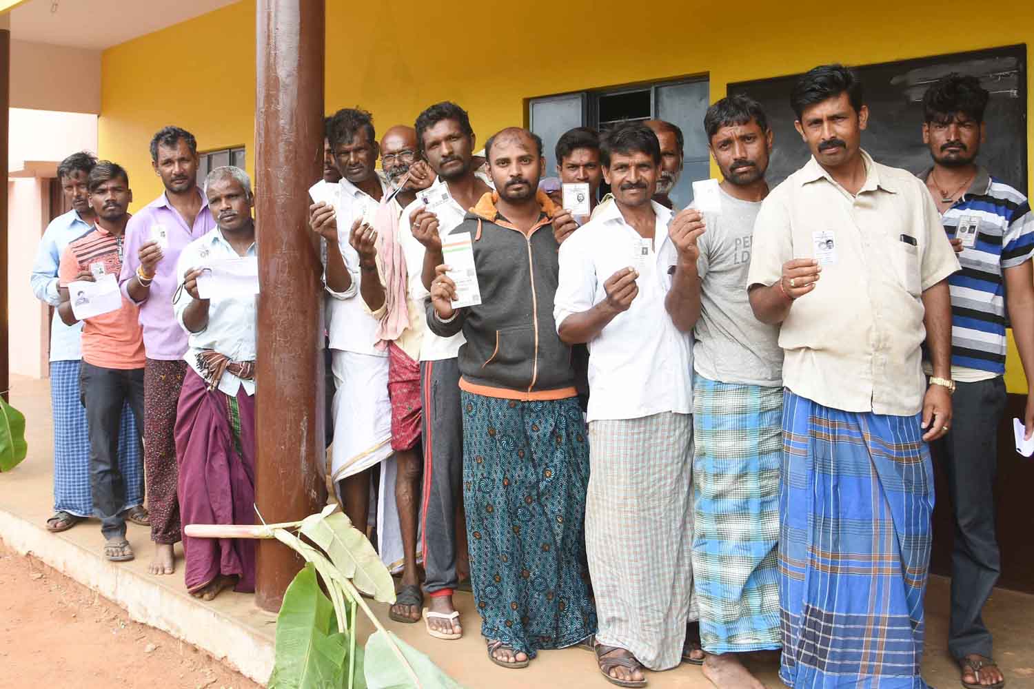 ಶಿವಮೊಗ್ಗ ಲೋಕಸಭಾ ಉಪ ಚುನಾವಣೆ ಶಾಂತಿಯುತ: ಮತಯಂತ್ರದಲ್ಲಿ ಅಭ್ಯರ್ಥಿಗಳ ಭವಿಷ್ಯ ಭದ್ರ