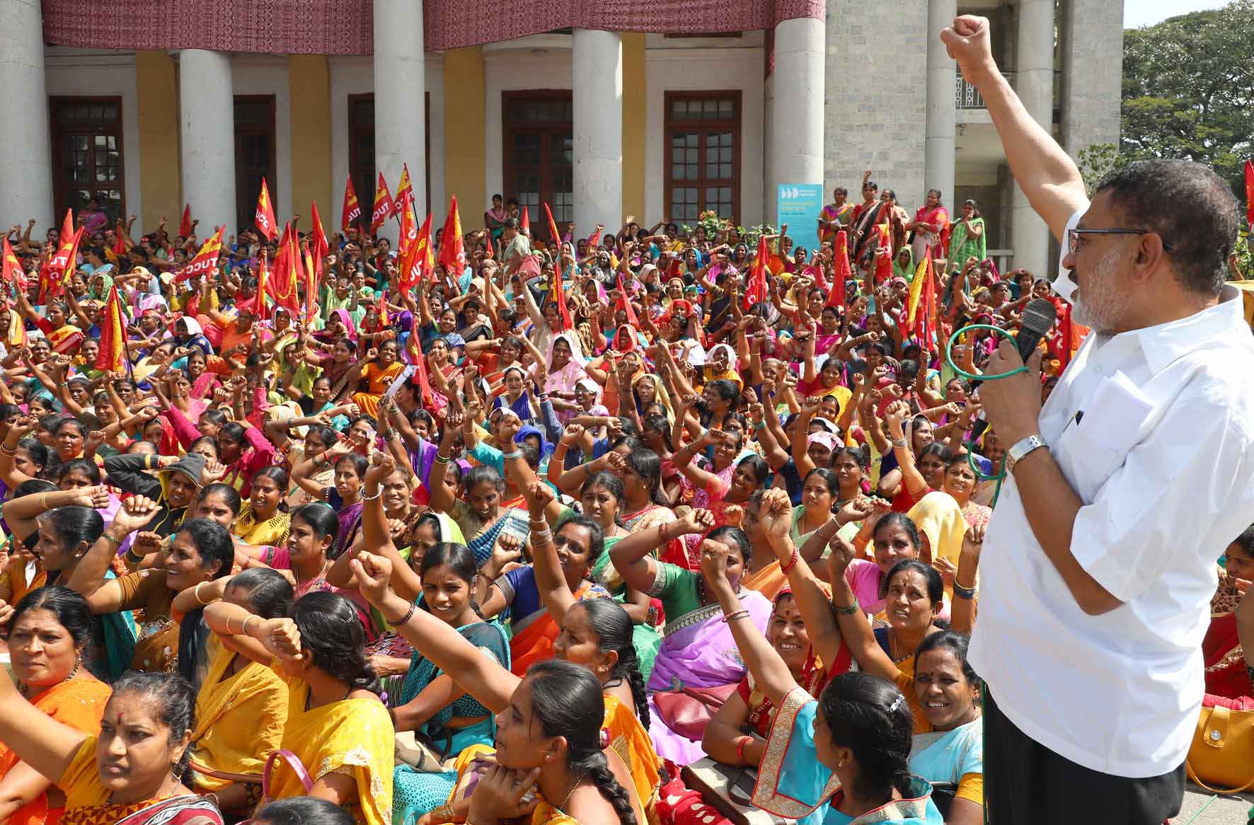 ವೇತನಕ್ಕಾಗಿ ಸರಕಾರಿ ಕಚೇರಿಗಳಿಗೆ ಮುತ್ತಿಗೆ: ಅಂಗನವಾಡಿ ಕಾರ್ಯಕರ್ತರ ಎಚ್ಚರಿಕೆ