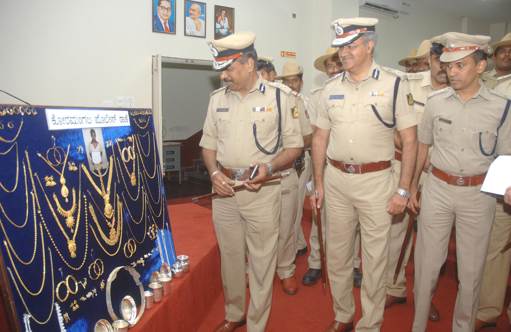 ಕಳವು ಆರೋಪಿಗಳ ಬಂಧನ: ಲಕ್ಷಾಂತರ ರೂ. ಮೌಲ್ಯದ ಚಿನ್ನಾಭರಣ ವಶ