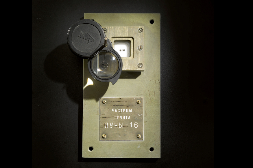 3 ಚಂದ್ರ ಕಲ್ಲುಗಳು 6 ಕೋಟಿ ರೂ.ಗೆ ಹರಾಜು