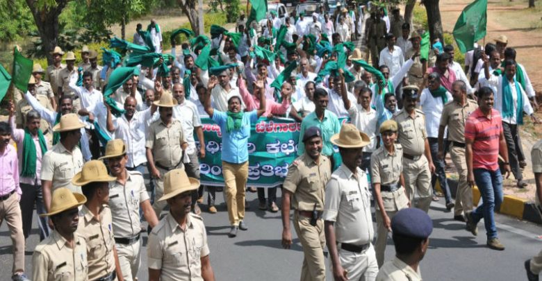 ಮೈಸೂರು: ಭತ್ತದ ಖರೀದಿ ಕೇಂದ್ರ ಆರಂಭಿಸಲು ಒತ್ತಾಯಿಸಿ ರೈತರ ಪ್ರತಿಭಟನೆ