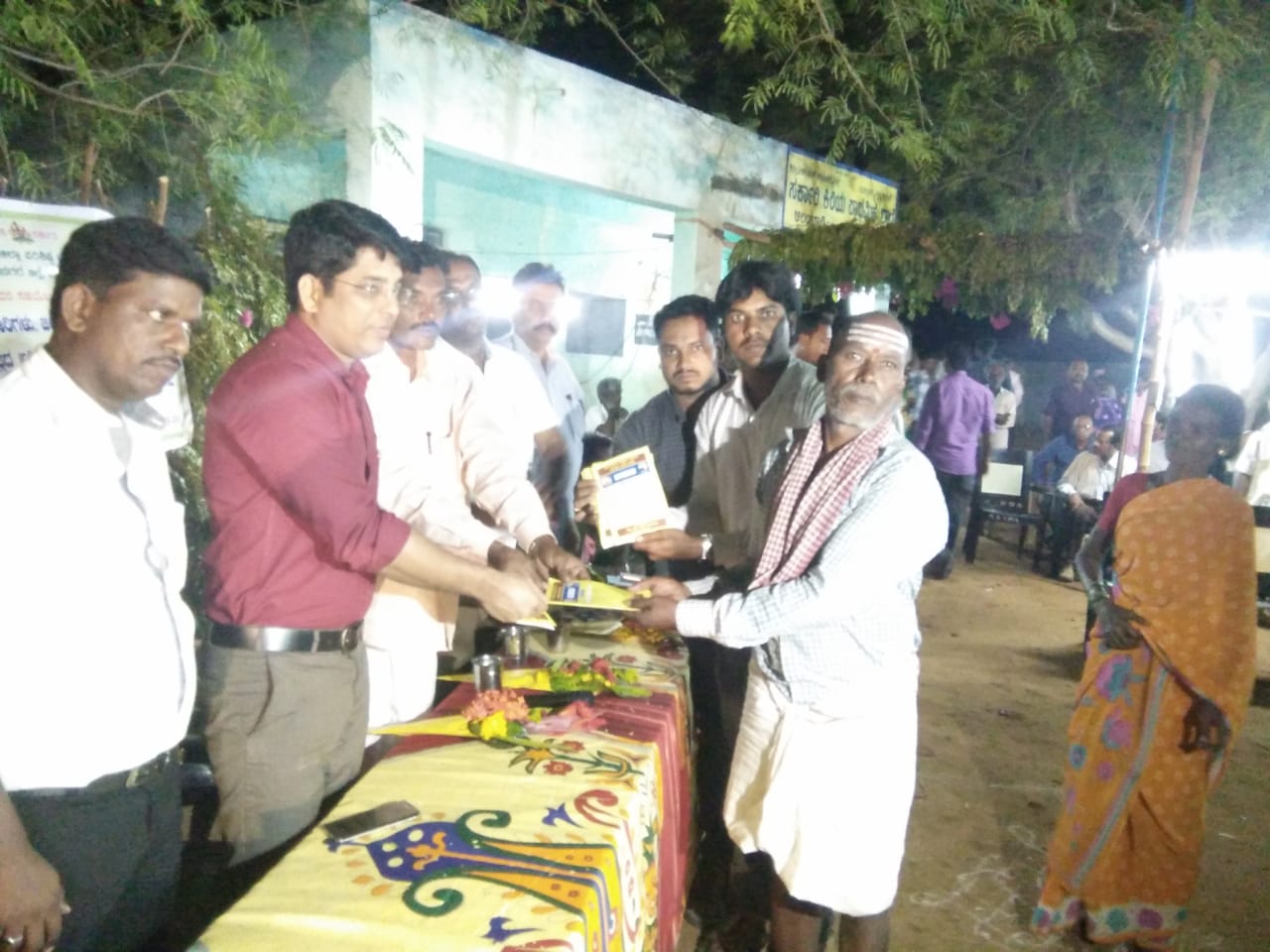 ಹನೂರು: ನರೇಗಾ ಯೋಜನೆಯ ಜಾಬ್ ಕಾರ್ಡ್ ವಿತರಣೆ