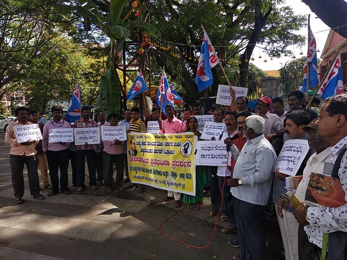 ಬೆಂಗಳೂರು: ದಲಿತ ಮುಖಂಡರ ಬಿಡುಗಡೆಗೆ ಆಗ್ರಹಿಸಿ ಧರಣಿ