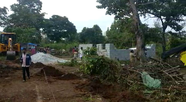 ಚಿಕ್ಕಮಗಳೂರು: ಅರಣ್ಯಾಧಿಕಾರಿಗಳಿಂದ ಅಕ್ರಮ ಗುಡಿಸಲುಗಳ ತೆರವು