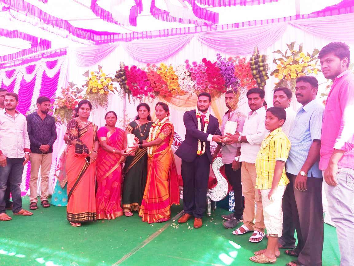ಮಂಡ್ಯ: ಪರಿಸರ ಪ್ರೇಮ ಮೆರೆದ ನೂತನ ದಂಪತಿ; ಆರತಕ್ಷತೆಗೆ ಆಗಮಿಸಿದವರಿಗೆ ಸಸಿ ವಿತರಣೆ