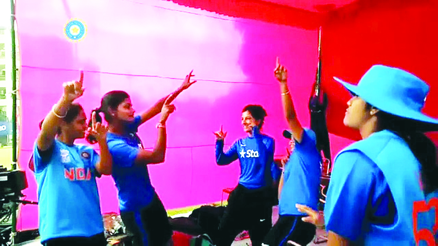 ಡ್ಯಾನ್ಸರ್‌ಗಳಾದ ಭಾರತದ ಕ್ರಿಕೆಟ್ ಆಟಗಾರ್ತಿಯರು