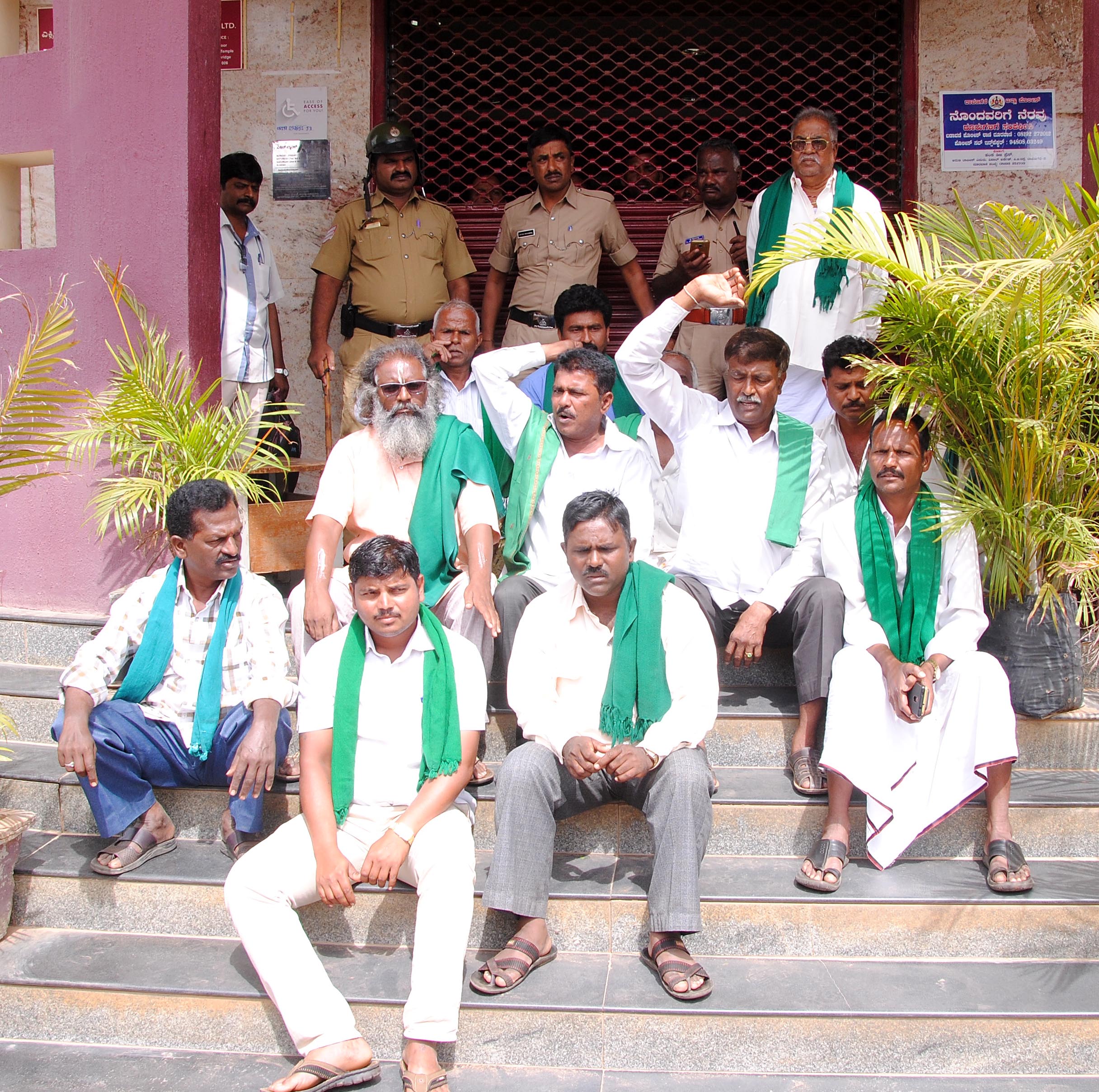 ದಾವಣಗೆರೆ: ಎಕ್ಸಿಸ್ ಬ್ಯಾಂಕ್‍ ಗೆ ಬೀಗ ಜಡಿದು ಪ್ರತಿಭಟನೆ