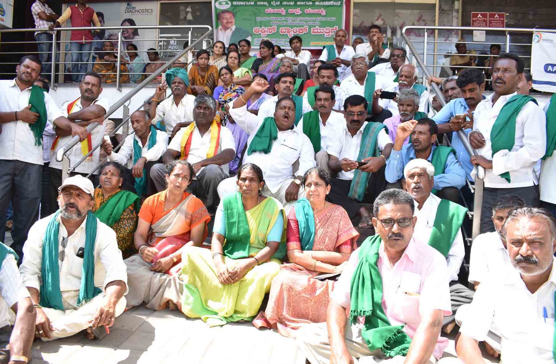 ರೈತರಿಗೆ ನ್ಯಾಯಾಲಯದಿಂದ ಬಂಧನ ವಾರಂಟ್‍ಗೆ ಖಂಡನೆ: ಮಂಡ್ಯ ಎಕ್ಸಿಸ್ ಬ್ಯಾಂಕ್‍ಗೆ ರೈತಸಂಘ ಮುತ್ತಿಗೆ