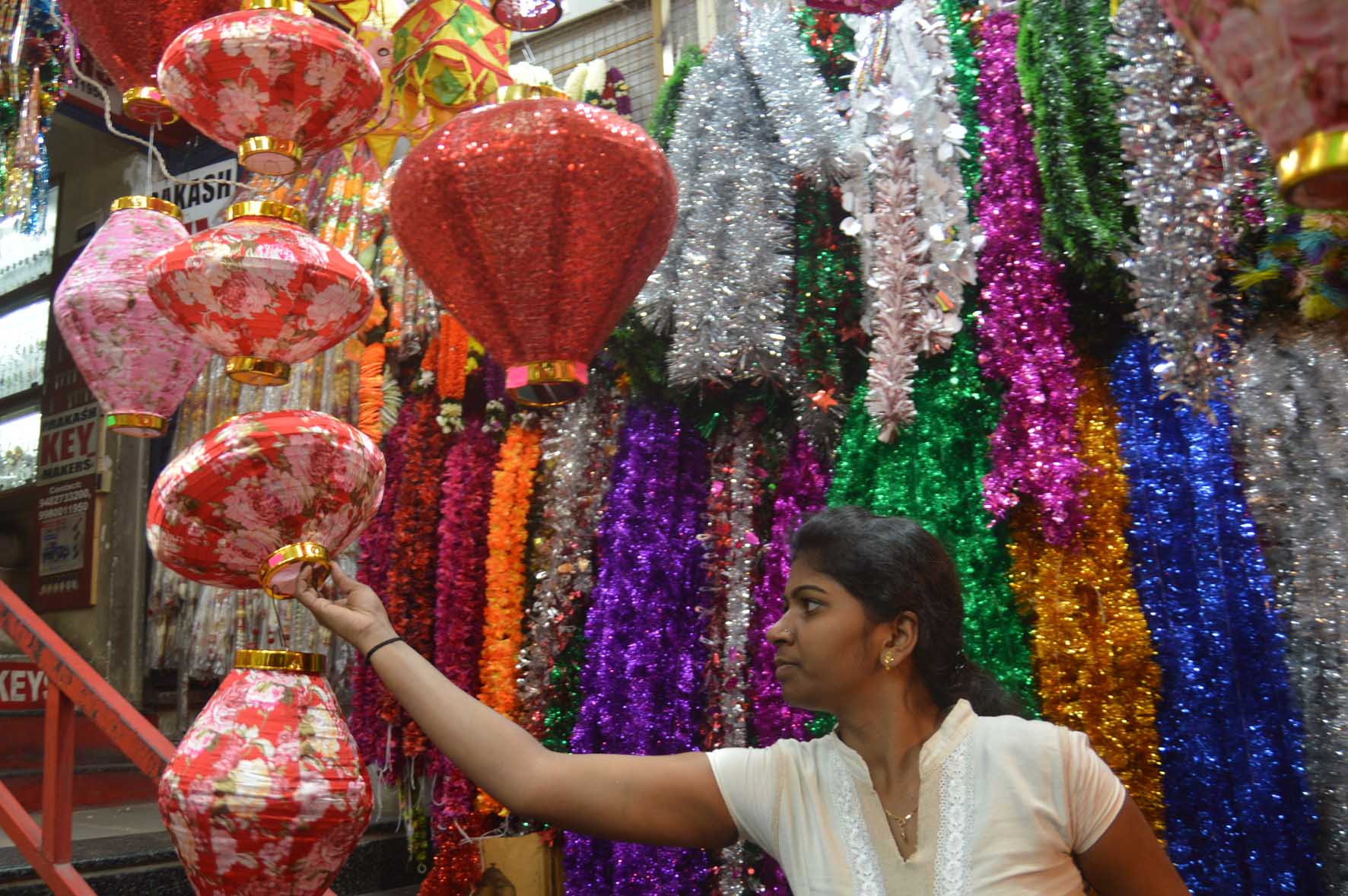 ದೀಪಾವಳಿ ಹಬ್ಬದ ವಿಶೇಷ: ಮಾರುಕಟ್ಟೆಗಳಲ್ಲಿ ಖರೀದಿ ಭರಾಟೆ ಜೋರು
