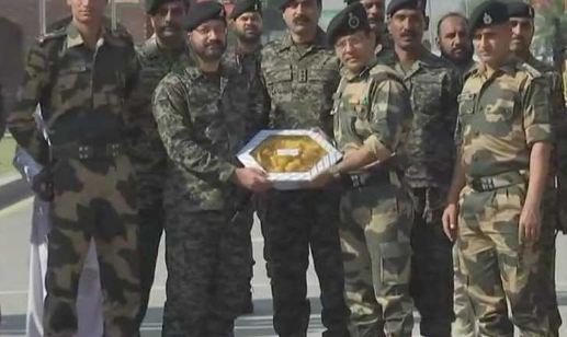 ದೀಪಾವಳಿ: ವಾಘಾ ಗಡಿಯಲ್ಲಿ ಸಿಹಿ ಹಂಚಿಕೊಂಡ ಭಾರತ-ಪಾಕ್ ಸೈನಿಕರು