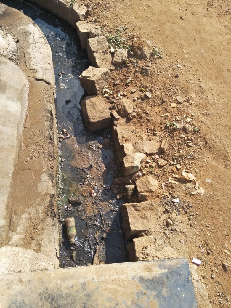 ಹನೂರು: ಅನೈರ್ಮಲ್ಯತೆಯಿಂದ ಕೂಡಿದ ಚರಂಡಿ, ನೀರಿನ ಟ್ಯಾಂಕ್; ದುರಸ್ತಿಗೆ ಗ್ರಾಮಸ್ಥರ ಆಗ್ರಹ