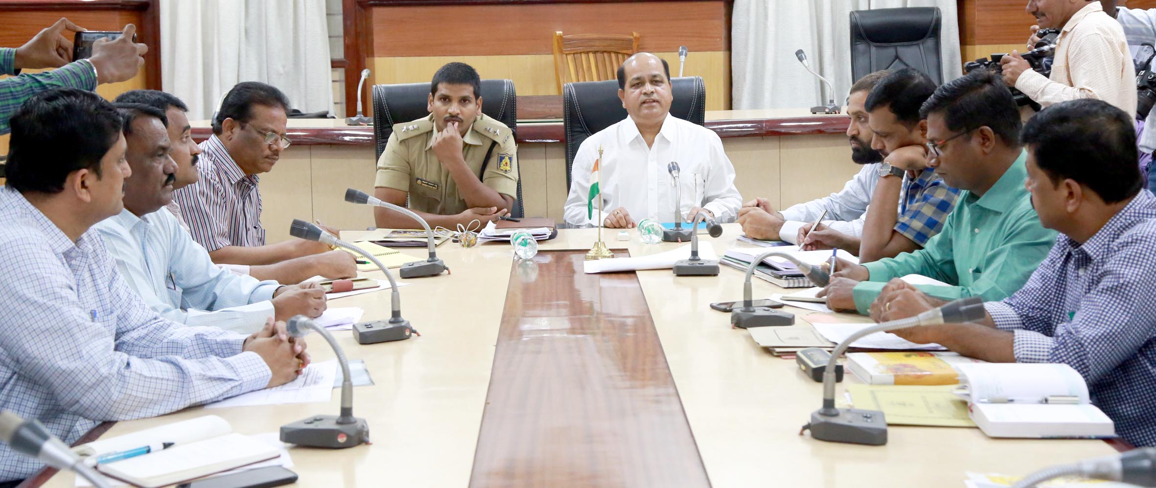 ಬೆಳಗಾವಿ: ಸಾಲ ವಸೂಲಾತಿ ಪ್ರಕ್ರಿಯೆ ನಿಲ್ಲಿಸಲು ಜಿಲ್ಲಾಧಿಕಾರಿ ಸೂಚನೆ