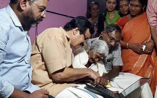 ಕೇರಳದ ಟಾಪರ್ ಅಜ್ಜಿಗೆ ಲ್ಯಾಪ್‌ಟಾಪ್ ಕೊಡುಗೆ