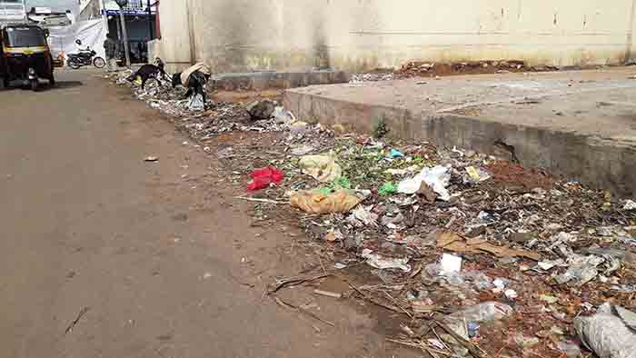 ಗಬ್ಬುನಾರುತ್ತಿದೆ ಚಿಕ್ಕಮಗಳೂರು ನಗರದ ಸಂತೆ ಮಾರುಕಟ್ಟೆ: ಅಸಮರ್ಪಕ ಕಸ ವಿಲೇವಾರಿಗೆ ಸಾರ್ವಜನಿಕರ ಆಕ್ರೋಶ