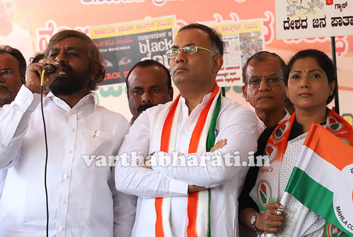 ಬೆಂಗಳೂರು: ಪ್ರಧಾನಿ ಮೋದಿ ಕ್ಷಮೆಯಾಚನೆಗೆ ಆಗ್ರಹಿಸಿ ಕಾಂಗ್ರೆಸ್ ನಾಯಕರಿಂದ ಧರಣಿ