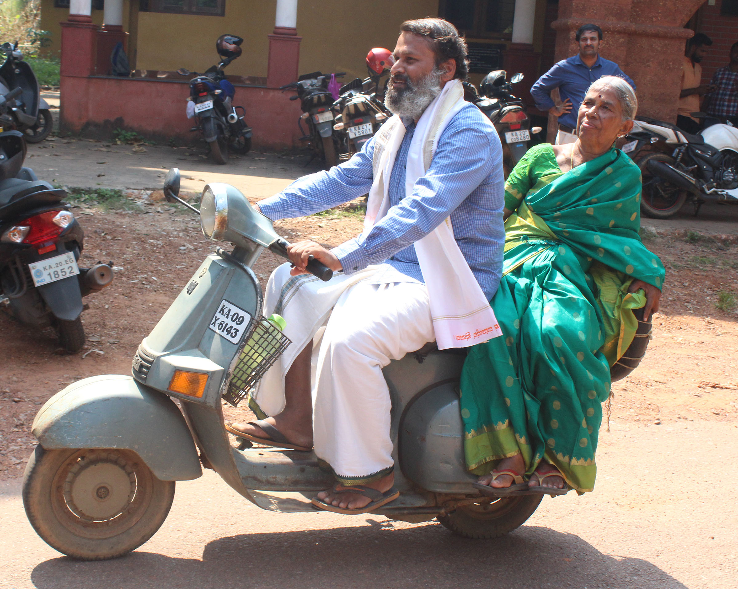 20 ವರ್ಷ ಹಳೆಯ ಸ್ಕೂಟರ್‌ನಲ್ಲಿ ತಾಯಿ ಮಗನ ತೀರ್ಥಯಾತ್ರೆ