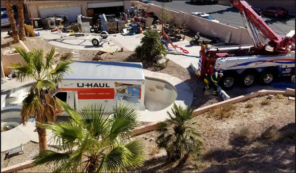 ಶೂ ಲೇಸ್ ಸೃಷ್ಟಿಸಿದ ಅವಾಂತರ: ಸ್ವಿಮ್ಮಿಂಗ್ ಪೂಲ್ ಗೆ ನುಗ್ಗಿದ ಟ್ರಕ್