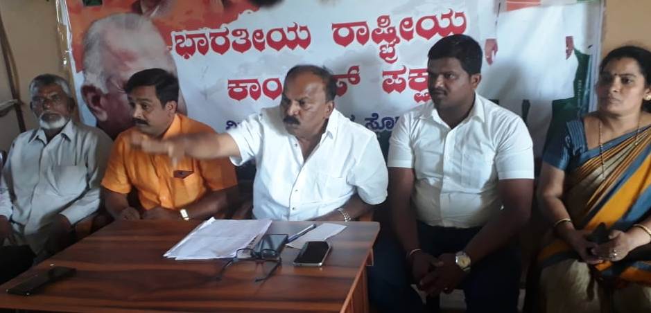 ರಾಜು ತಲ್ಲೂರುರನ್ನು ಪಕ್ಷದಿಂದ ಉಚ್ಚಾಟಿಸದಿದ್ದಲ್ಲಿ ಸಾಮೂಹಿಕ ರಾಜೀನಾಮೆ: ಕಾಂಗ್ರೆಸ್ ಮುಂಖಡ ಶಿವಾನಂದಪ್ಪ