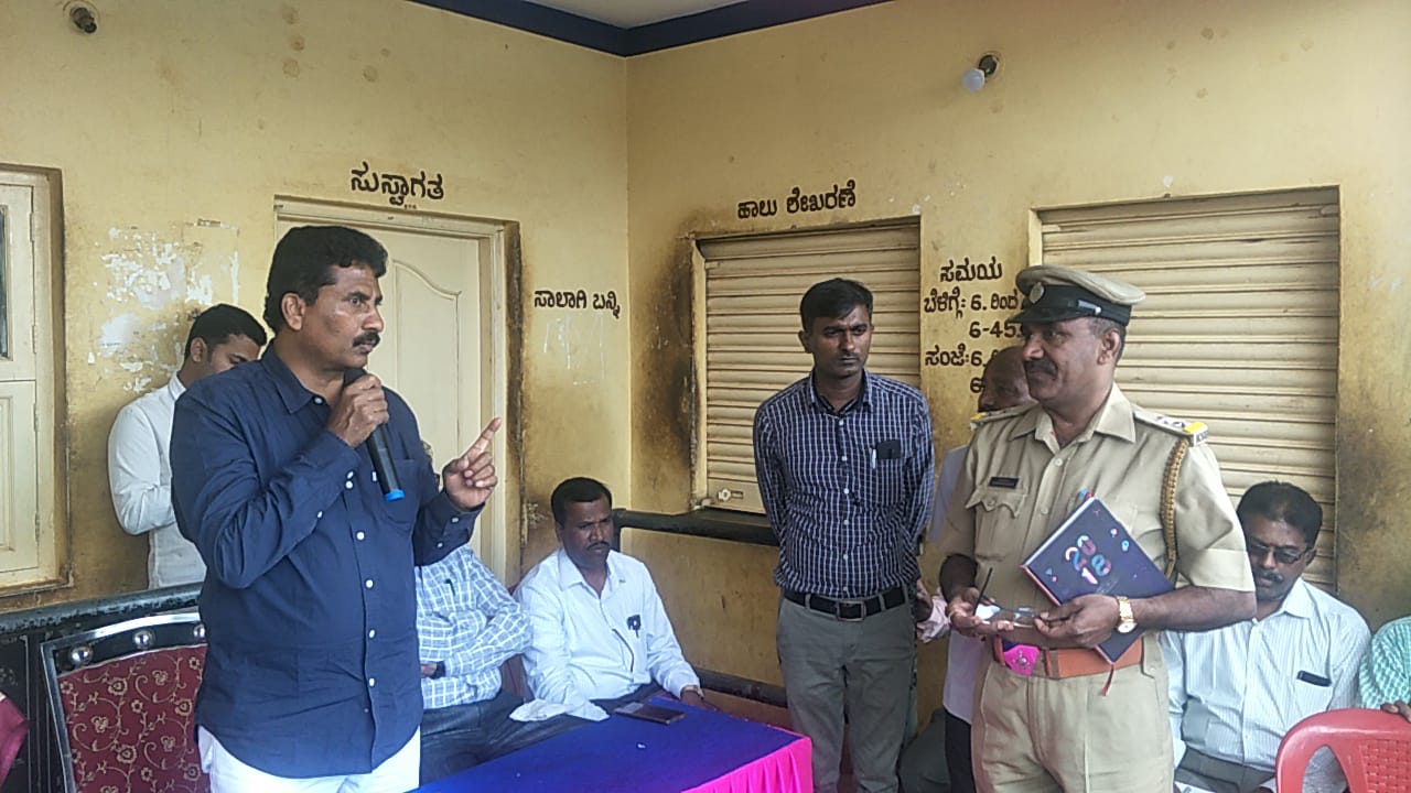 ಅಬಕಾರಿ ಅಧಿಕಾರಿಗೆ ಶಾಸಕ ಸುರೇಶ್ಗೌಡ ತರಾಟೆ: ಅಕ್ರಮ ಮದ್ಯ ಮಾರಾಟ ಕಡಿವಾಣ ಹಾಕಲು ತಾಕೀತು ಅಬಕಾರಿ ಅಧಿಕಾರಿಗೆ ಶಾಸಕ ಸುರೇಶ್ಗೌಡ ತರಾಟೆ: ಅಕ್ರಮ ಮದ್ಯ ಮಾರಾಟ ಕಡಿವಾಣ ಹಾಕಲು ತಾಕೀತು