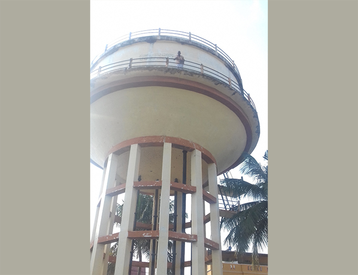 ಮಂಡ್ಯ: ಮರಳು ದಂಧೆ ಕಡಿವಾಣಕ್ಕೆ ಒತ್ತಾಯ; ನೀರಿನ ಟ್ಯಾಂಕ್ ಏರಿ ಪ್ರತಿಭಟನೆ