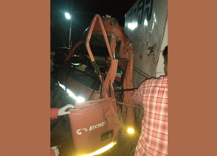 ಚಿಕ್ಕಮಗಳೂರು: ಹಾಲಿನ ಲಾರಿ ಅಪಘಾತ; ನಿರ್ವಾಹಕನಿಗೆ ಗಂಭೀರ ಗಾಯ