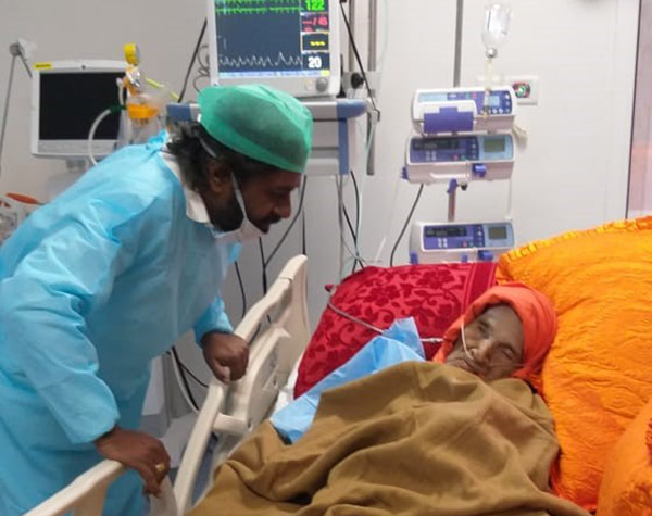 ಶಿವಕುಮಾರ ಸ್ವಾಮೀಜಿಯನ್ನು ಭೇಟಿಯಾಗಿ, ಆರೋಗ್ಯ ವಿಚಾರಿಸಿದ ಈಶ್ವರ್ ಖಂಡ್ರೆ