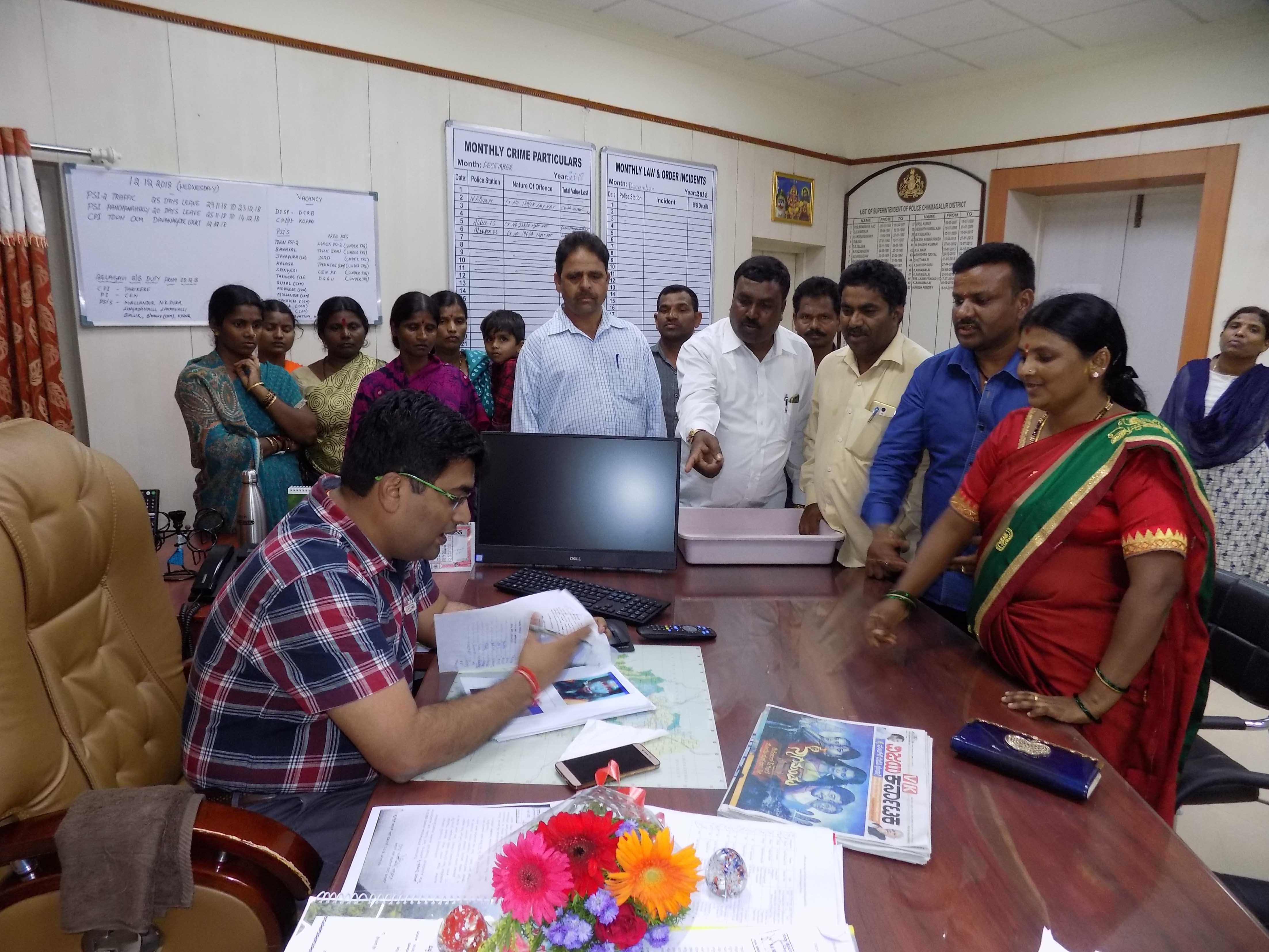 ತರೀಕೆರೆ: ಮಂಗಳಮುಖಿಯಿಂದ ಕಾಲನಿ ನಿವಾಸಿಗಳಿಗೆ ಕಿರುಕುಳ; ಗಡಿಪಾರಿಗೆ ಒತ್ತಾಯಿಸಿ ಎಸ್ಪಿಗೆ ದಸಂಸ ದೂರು