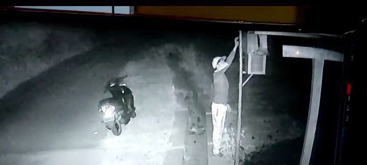 ಬೀದಿ ದೀಪಕ್ಕೆ ಅಳವಡಿಸಿದ್ದ ಬ್ಯಾಟರಿ ಕಳುವು; ಸಿಸಿಟಿವಿ ಕ್ಯಾಮರಾದಲ್ಲಿ ಸೆರೆ