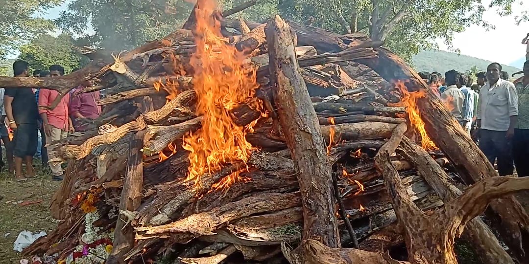 ಹನೂರು ದೇವಸ್ಥಾನದಲ್ಲಿ ವಿಷ ಪ್ರಸಾದ ಪ್ರಕರಣ: ಮೃತರ ಸಾಮೂಹಿಕ ಅಂತ್ಯಕ್ರಿಯೆ
