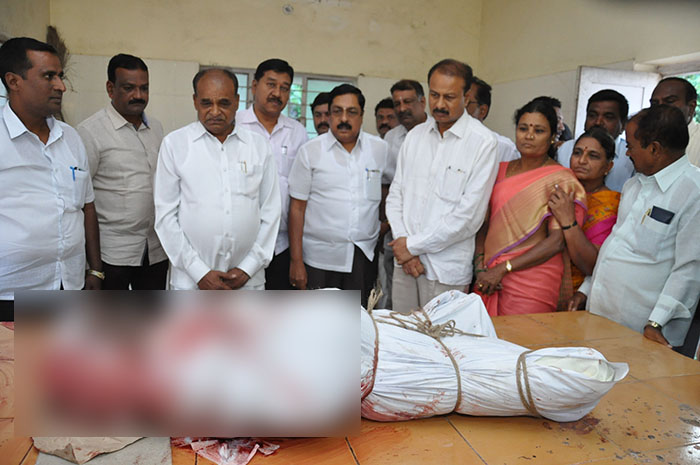 ಪ್ರಸಾದ ಸೇವಿಸಿ ಸಾವು ಪ್ರಕರಣ: ಶವಾಗಾರಕ್ಕೆ ಭೇಟಿ ನೀಡಿದ ಜನಪ್ರತಿನಿಧಿಗಳು