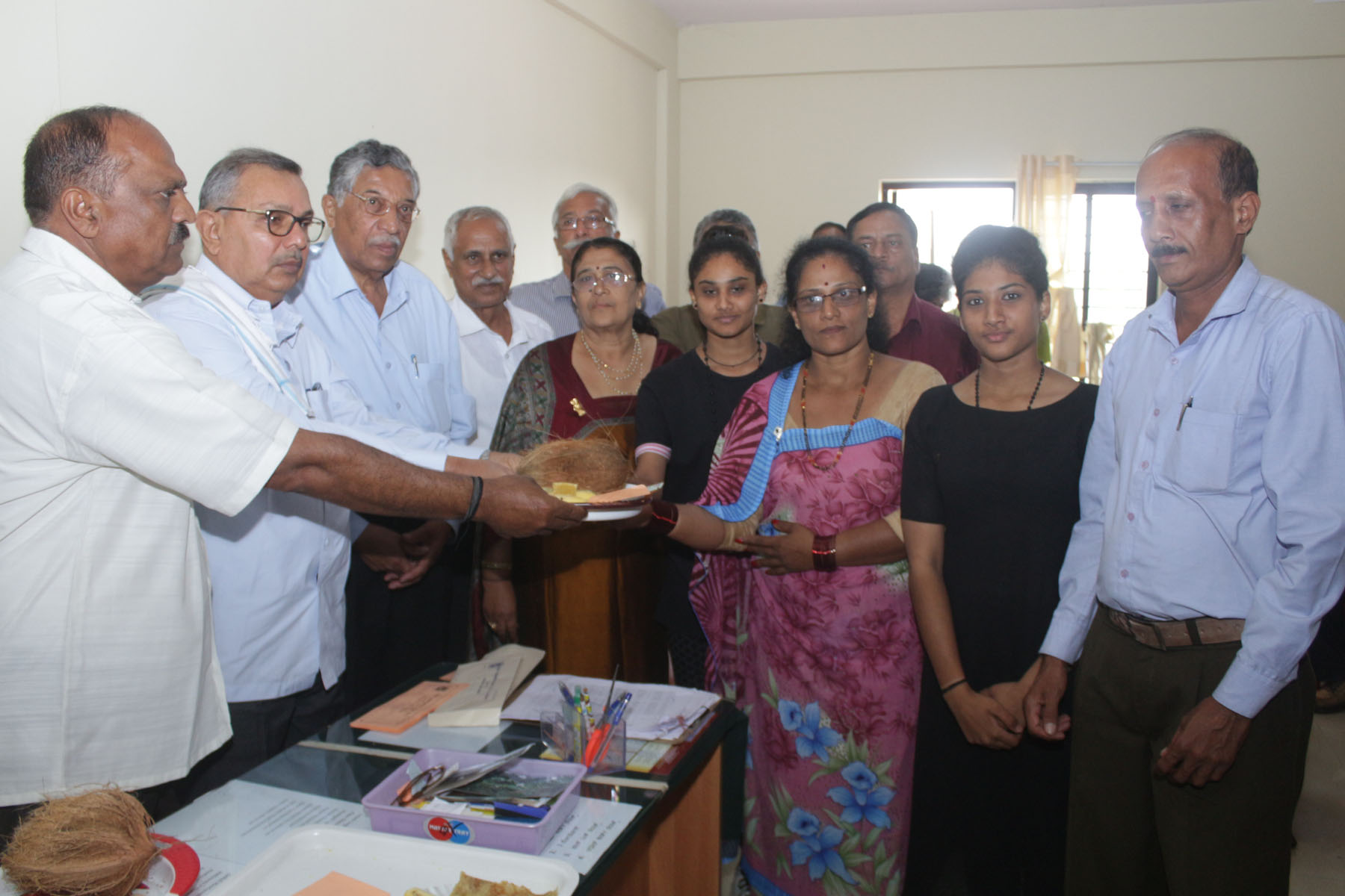 ಸಂತ್ರಸ್ತ ಕುಟುಂಬಗಳಿಗೆ ನೆರವಿನ ಹಸ್ತ: ಶ್ರೀ ಕಾವೇರಿ ಕೊಡವ ಅಶೋಷಿಯೇಶನ್‍ನಿಂದ ಚೆಕ್ ವಿತರಣೆ