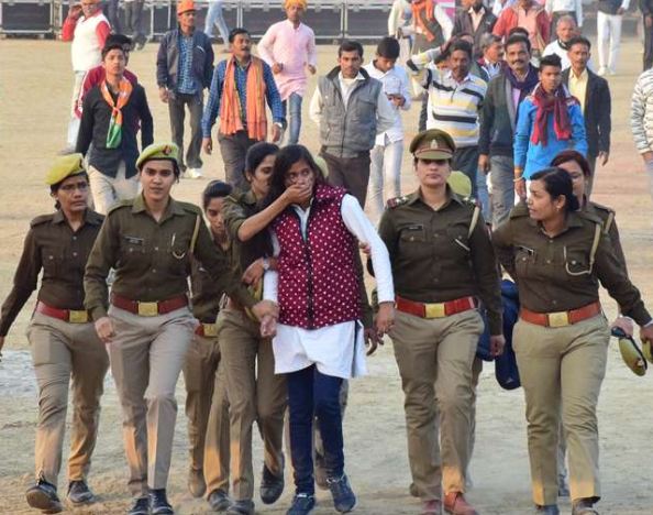 ಮೋದಿಗೆ ಕರಿ ಬಾವುಟ ಪ್ರದರ್ಶನ: ಯುವತಿಗೆ ಥಳಿಸಿದ ಬಿಜೆಪಿಗರು, ಪೊಲೀಸರು