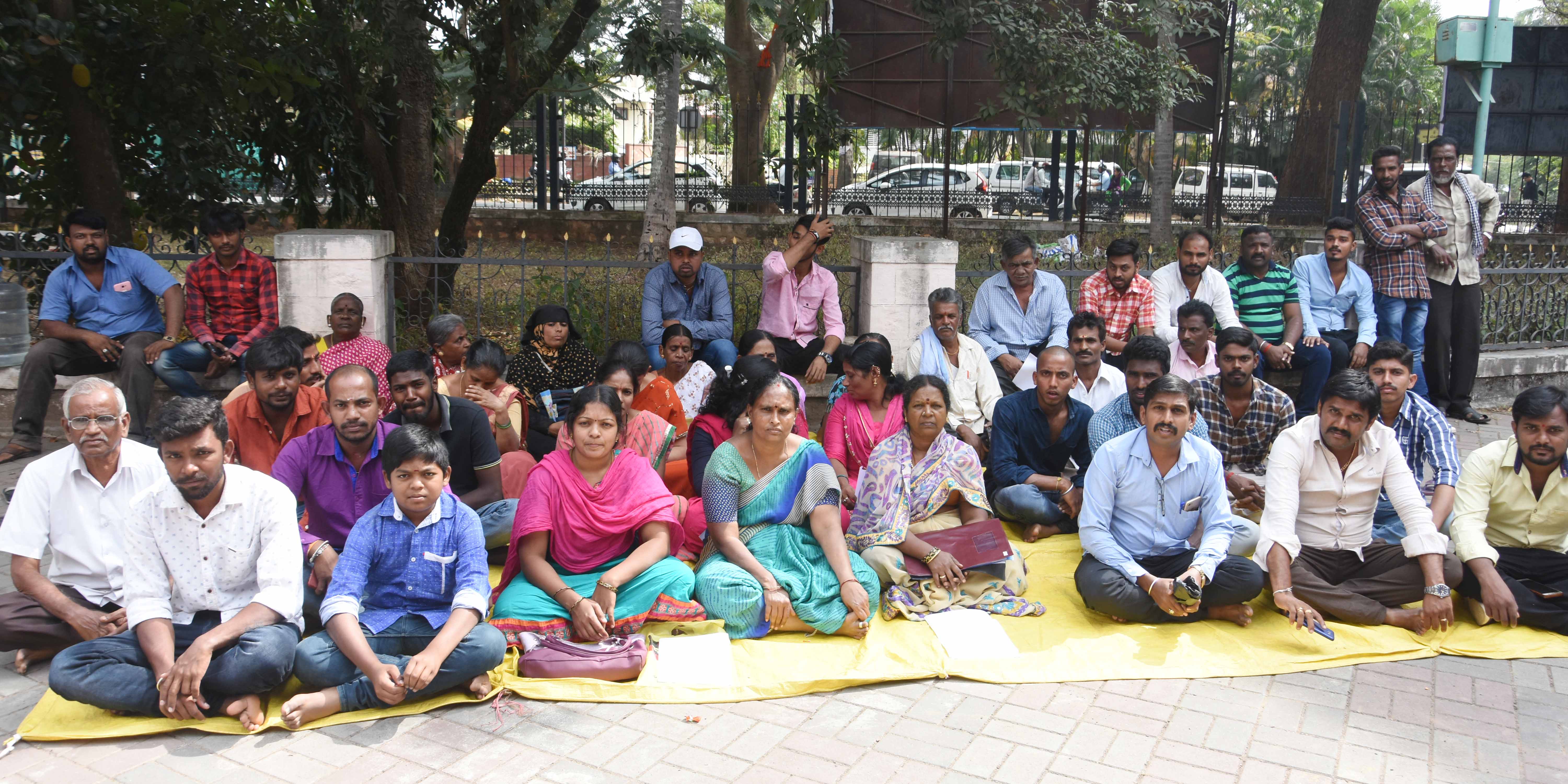 ಕರ ವಸೂಲಿಗಾರರ ನೇಮಕಾತಿಯಲ್ಲಿ ಅವ್ಯವಹಾರ ಆರೋಪ: ಶಿವಮೊಗ್ಗ ಜಿ.ಪಂ. ಕಚೇರಿ ಮುಂಭಾಗ ಪ್ರತಿಭಟನೆ