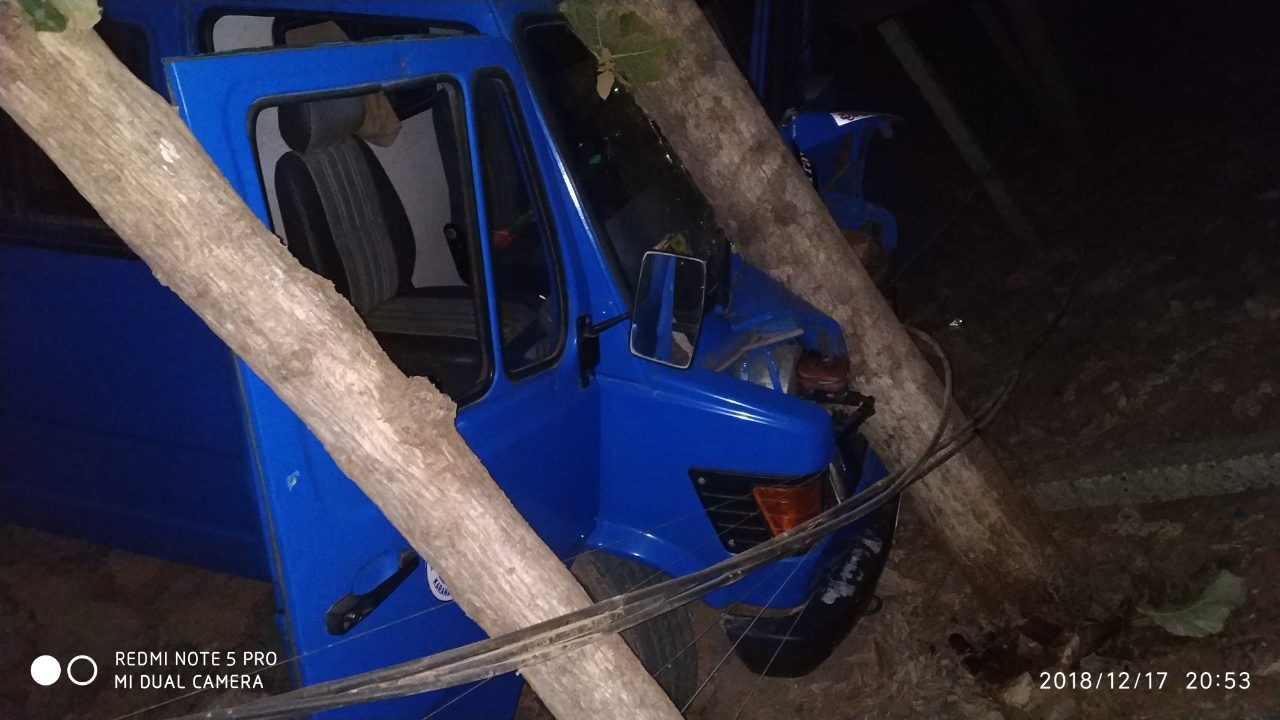 ಹನೂರು: ಪೊಲೀಸ್ ವಾಹನ ಅಪಘಾತ; ಪ್ರಾಣಾಪಾಯದಿಂದ ಪಾರು