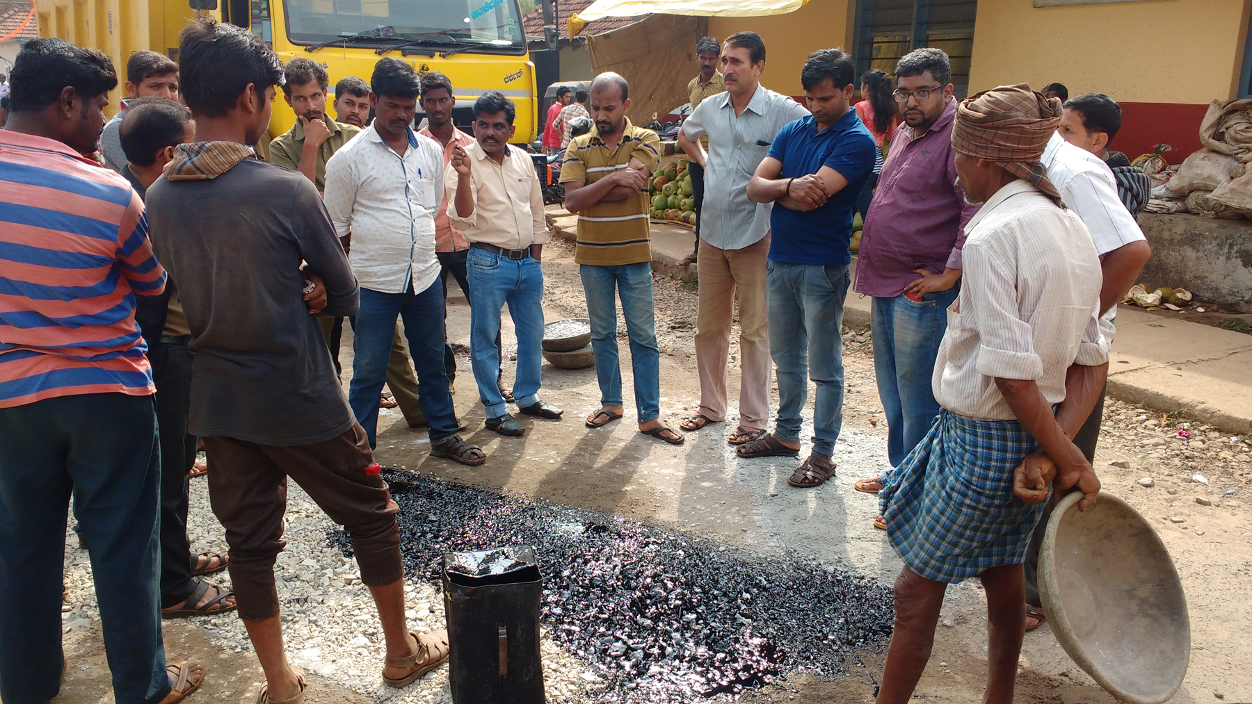 ಕಳಸ: ಹಾಕಿದ್ದ ಡಾಂಬಾರು ತೆಗೆದು ಮರುಡಾಂಬರೀಕರಣ ಮಾಡಿಸಿದ ನಾಗರಿಕರು