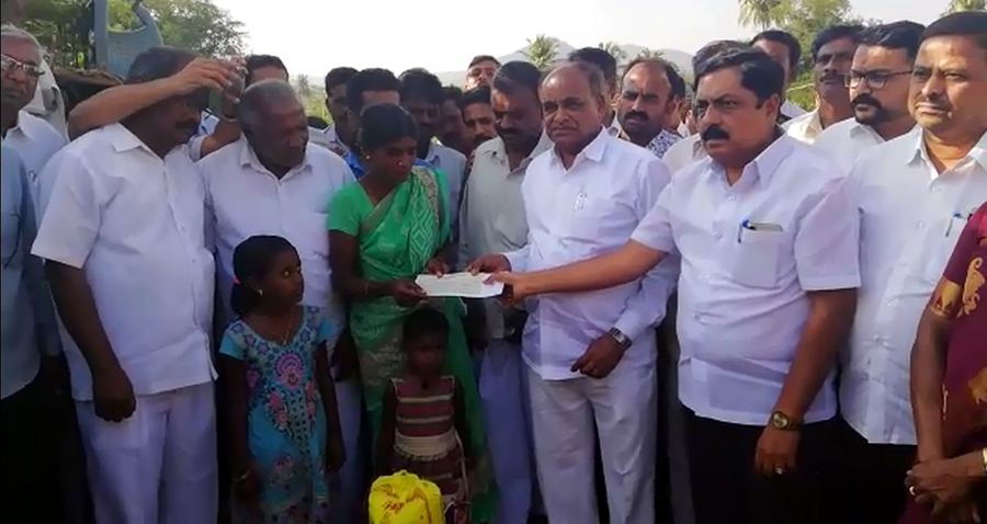 ವಿಷ ಪ್ರಸಾದ ಪ್ರಕರಣ: ಮೃತರ ಕುಟುಂಬಗಳಿಗೆ ಪರಿಹಾರ ವಿತರಣೆ